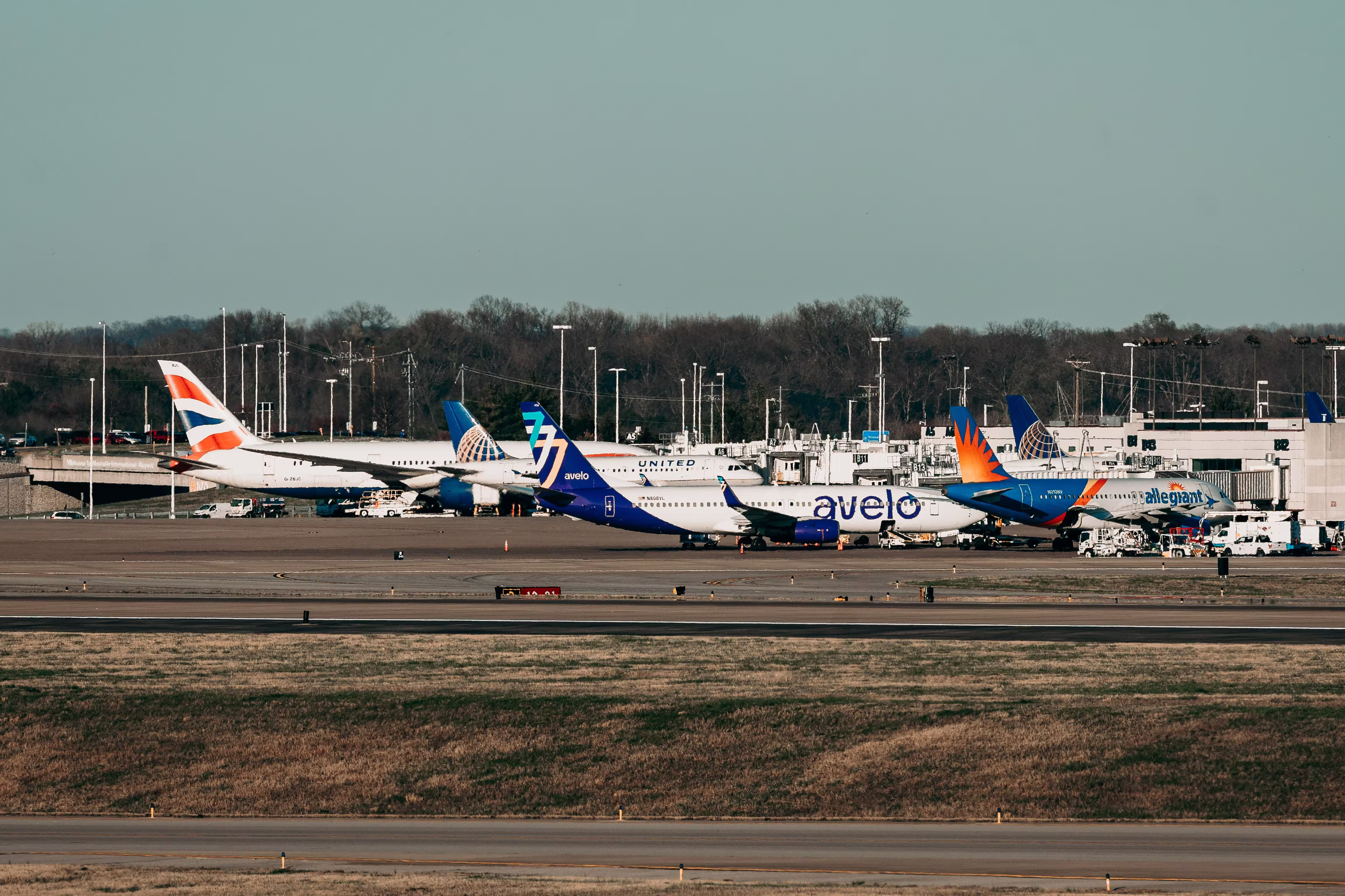 Nashville airport and airplanes