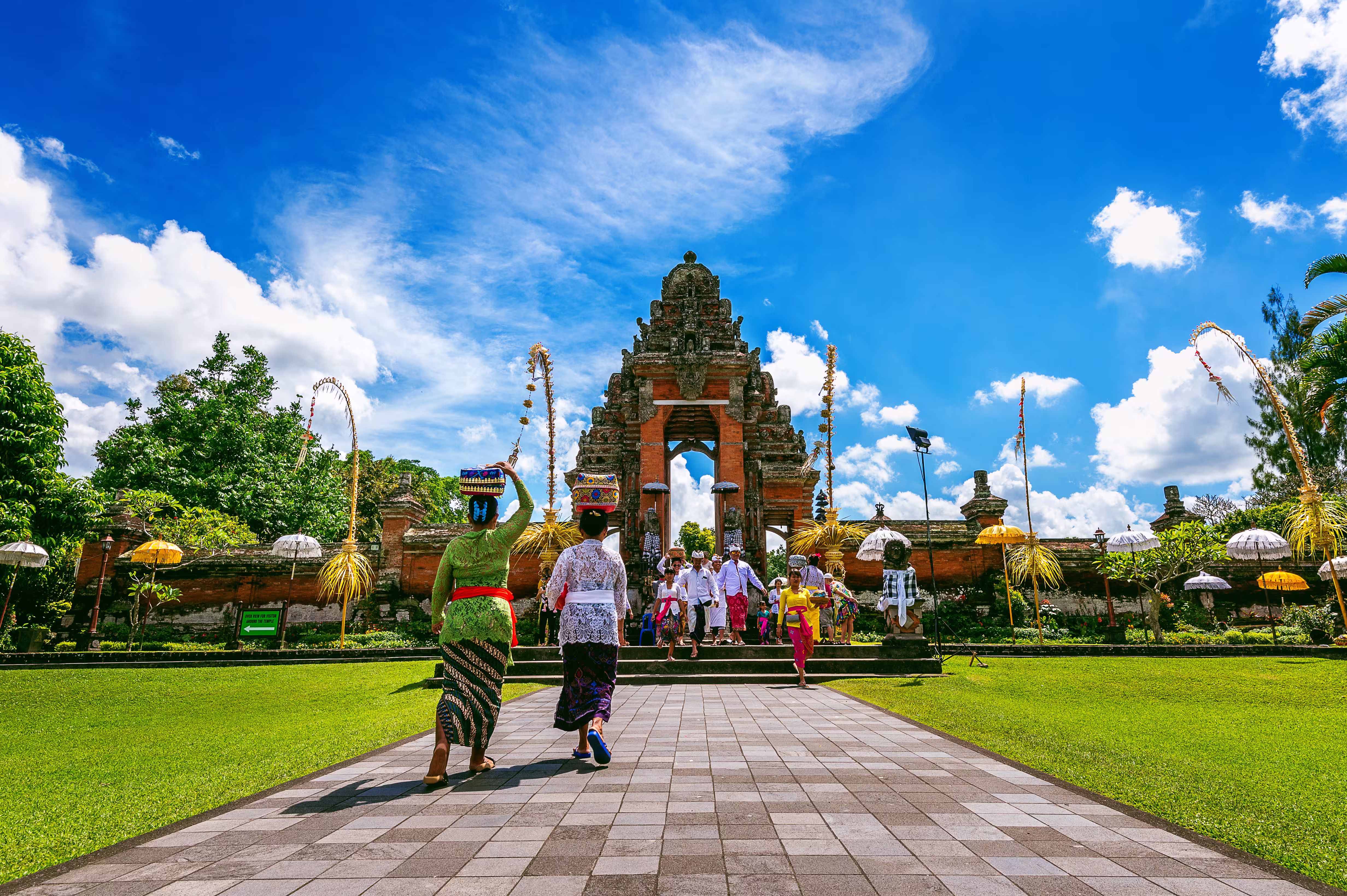 balinese people traditional clothes religious cere