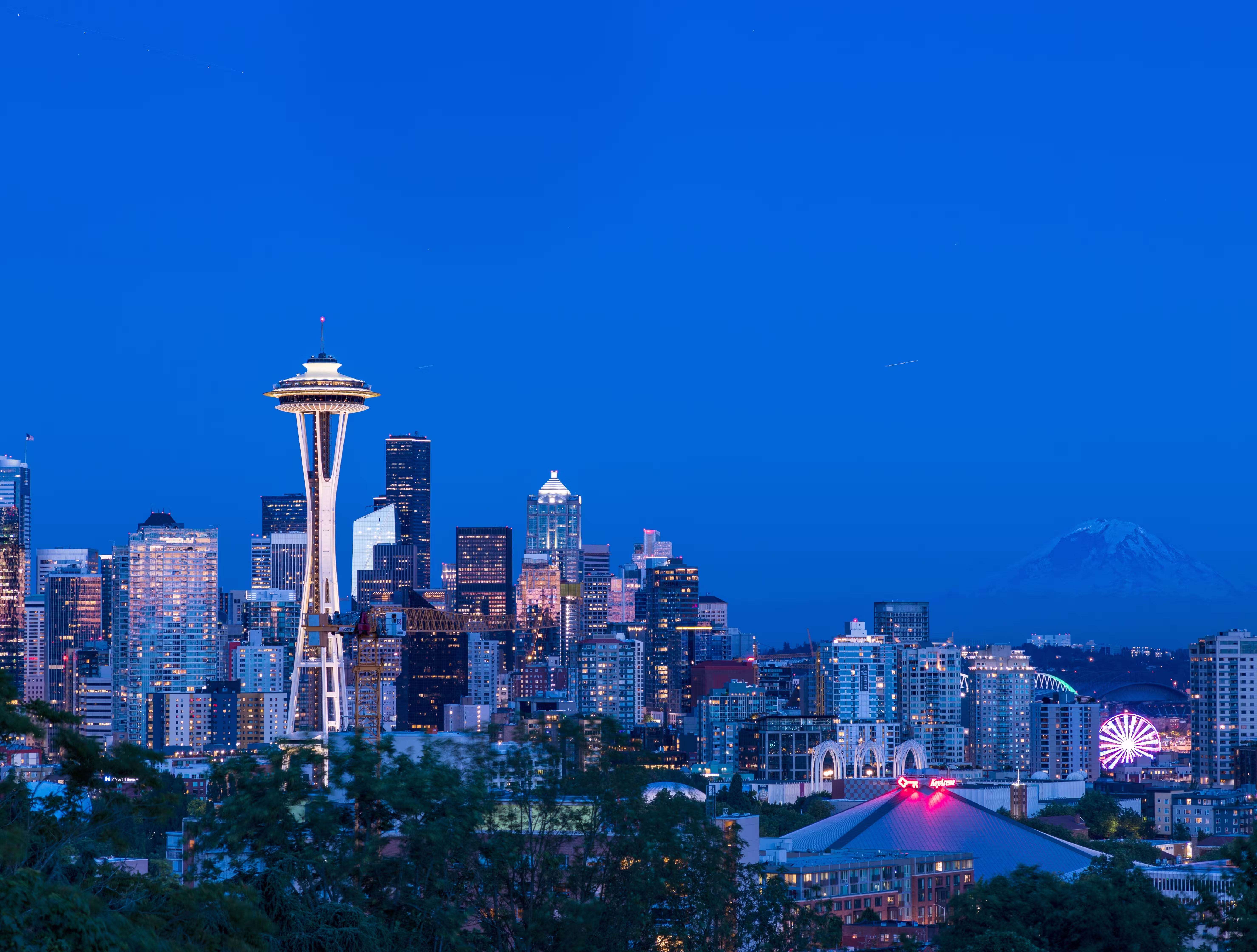 beautiful-view-city-seattle-usa-with-colorful-ligh
