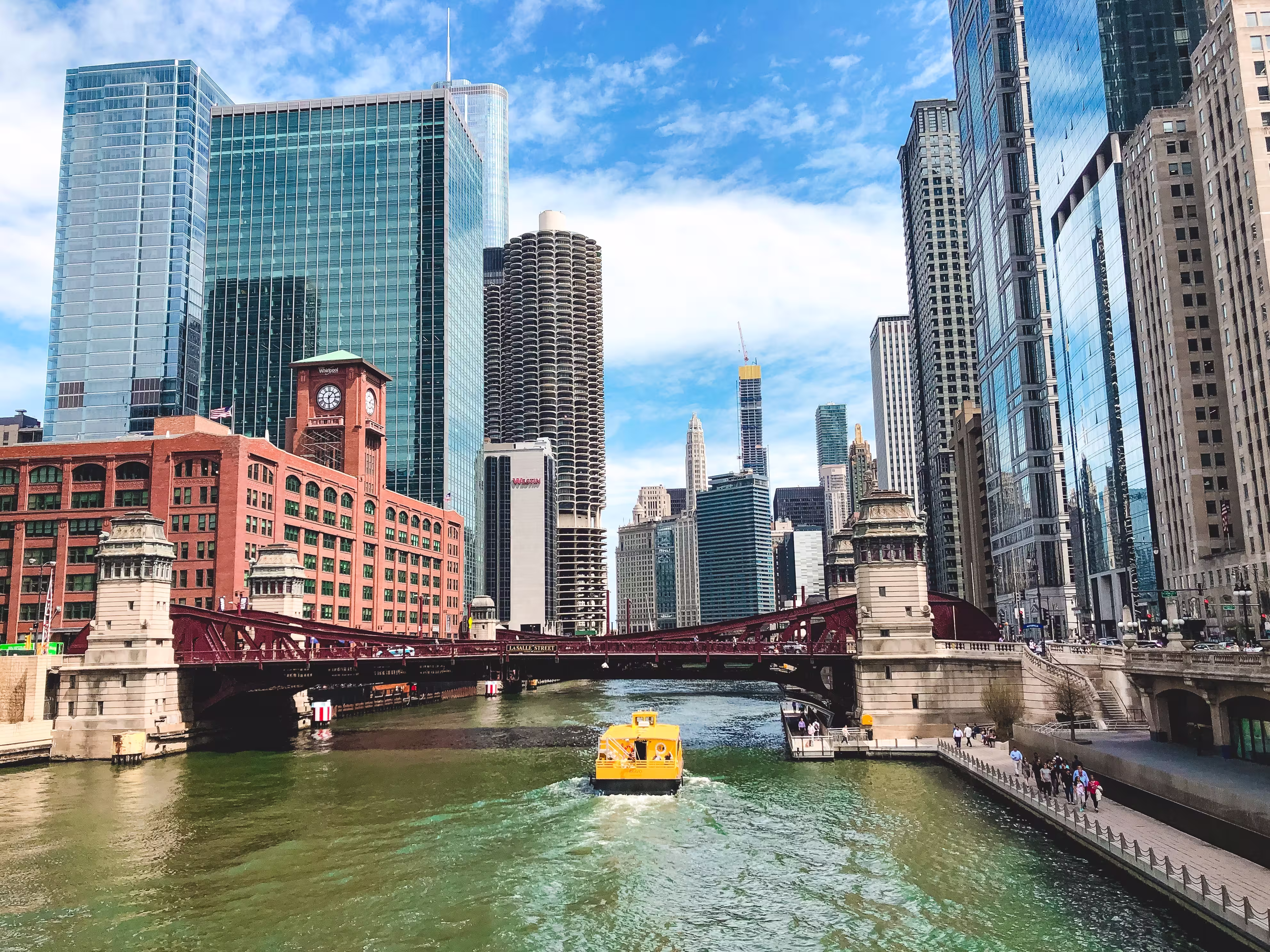 beautiful-wide-shot-chicago-river-with-amazing-mod