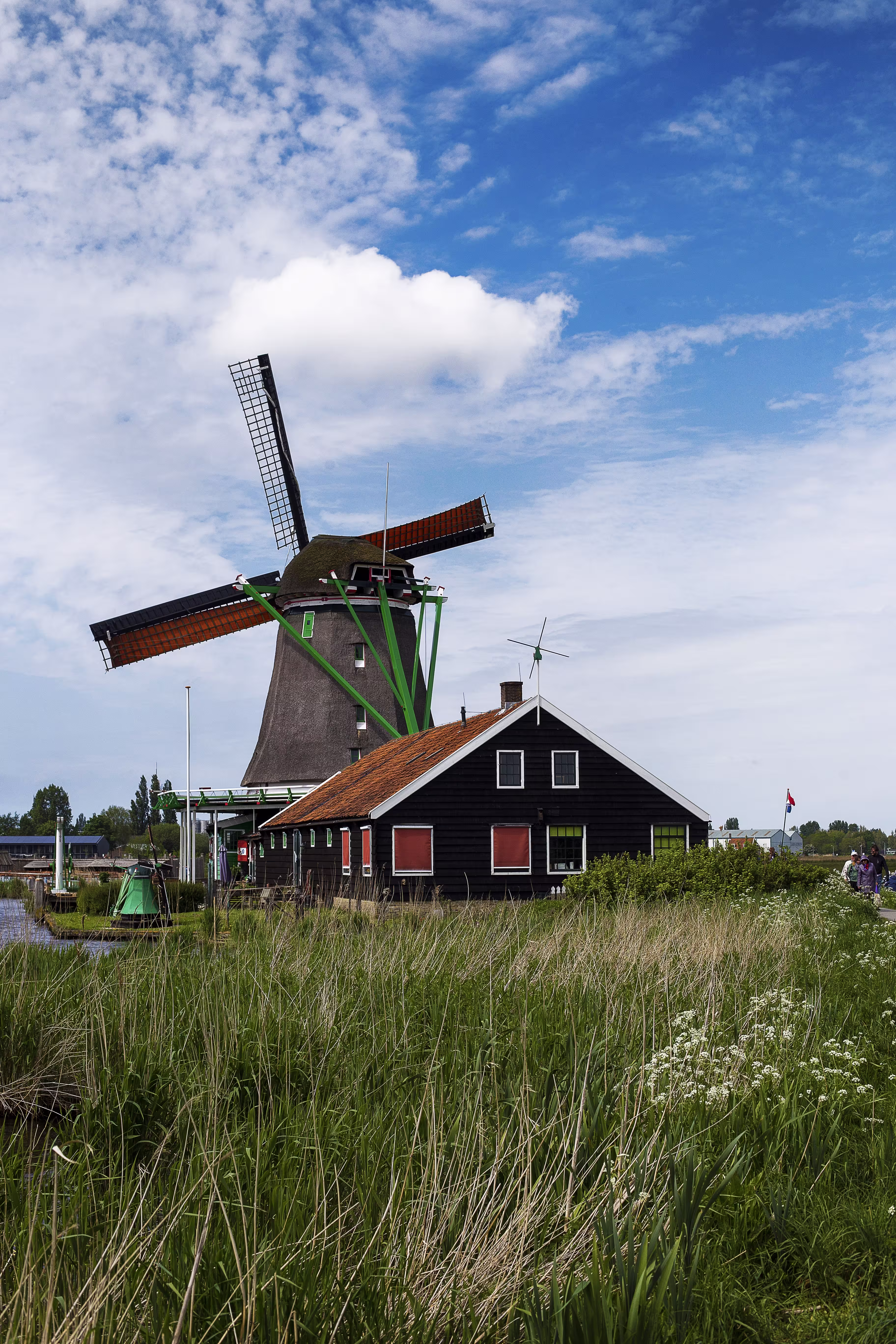 windmills-zaanse-schans-neighborhoo-img