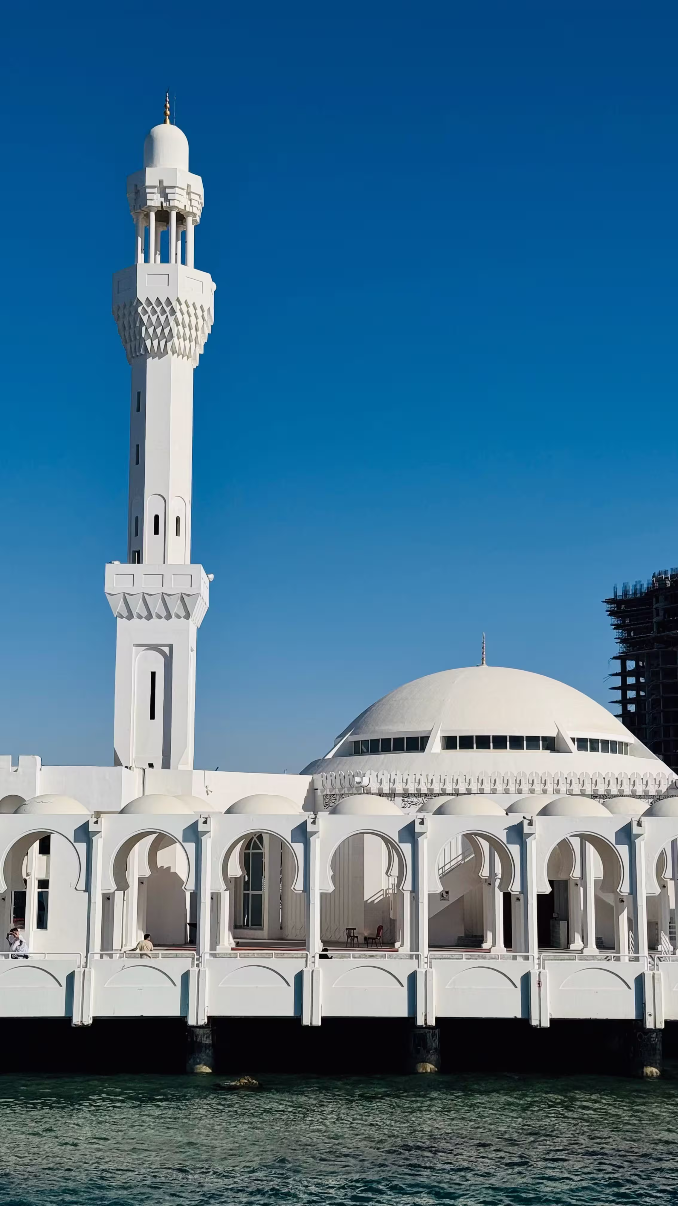 majestic-view-of-a-mosque-by-the-sea