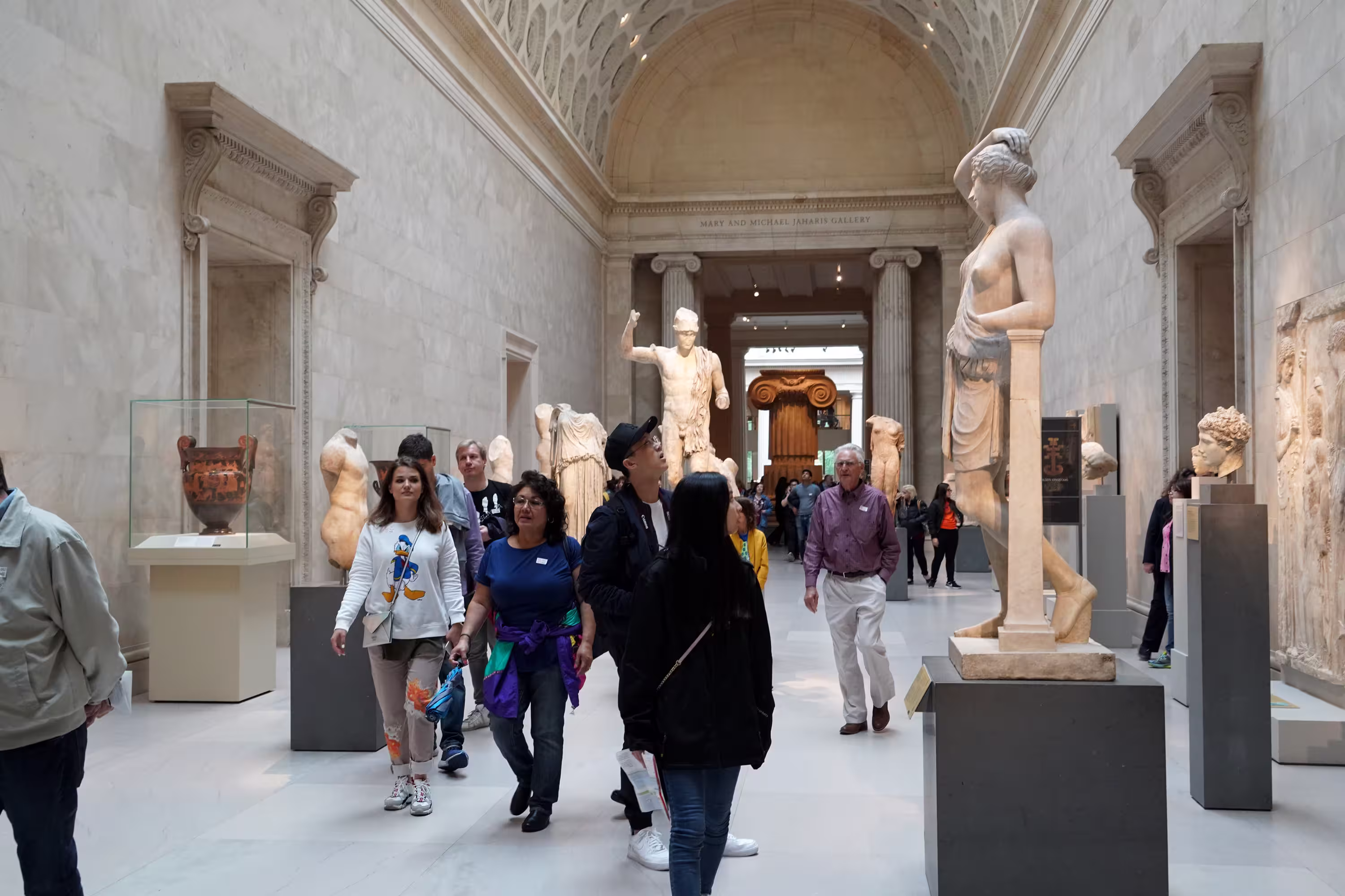 new-york-usa-may-27-2018-visitors-met-metropolitan