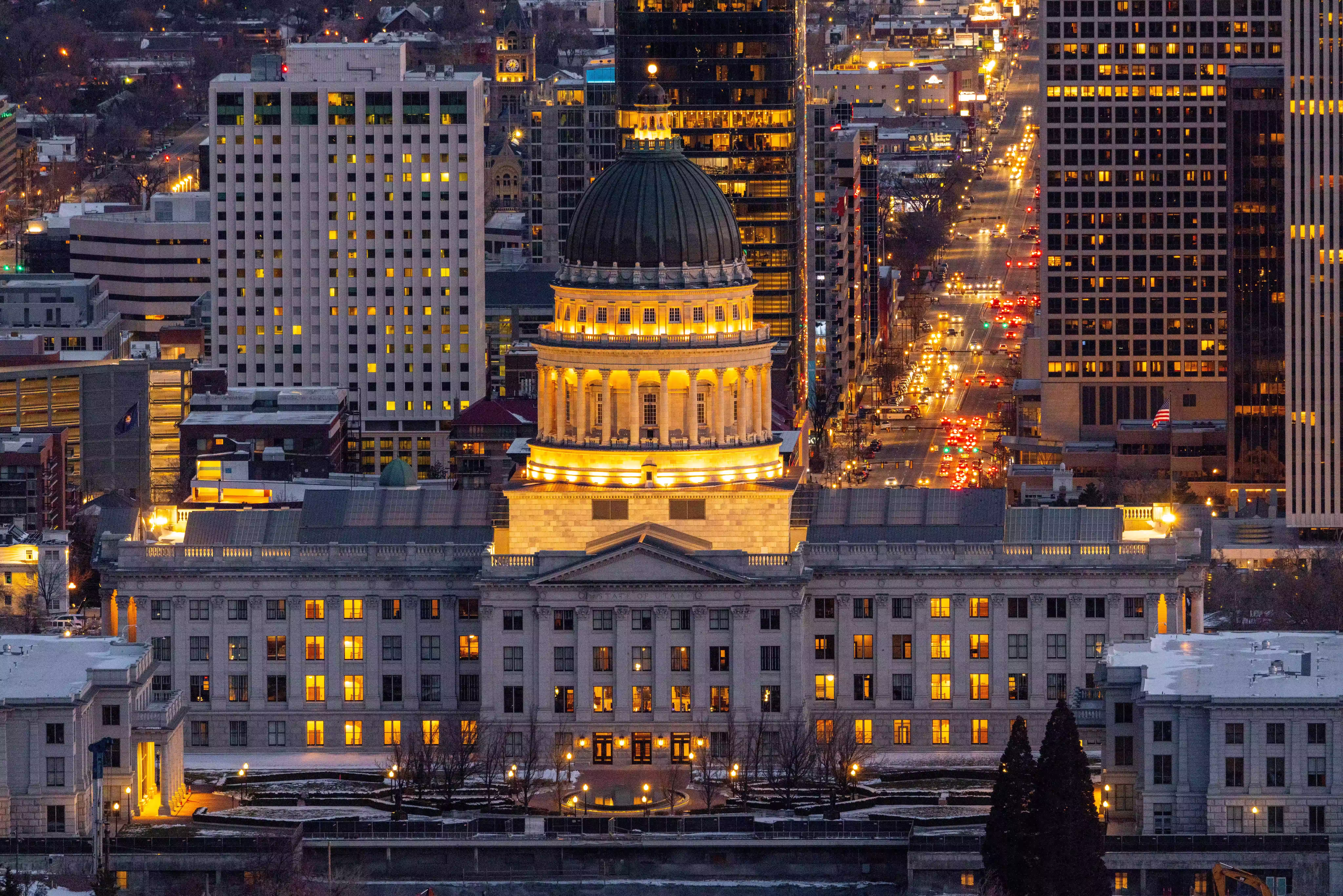 nighttime-view-of-the-utah-state-capitol-building-img