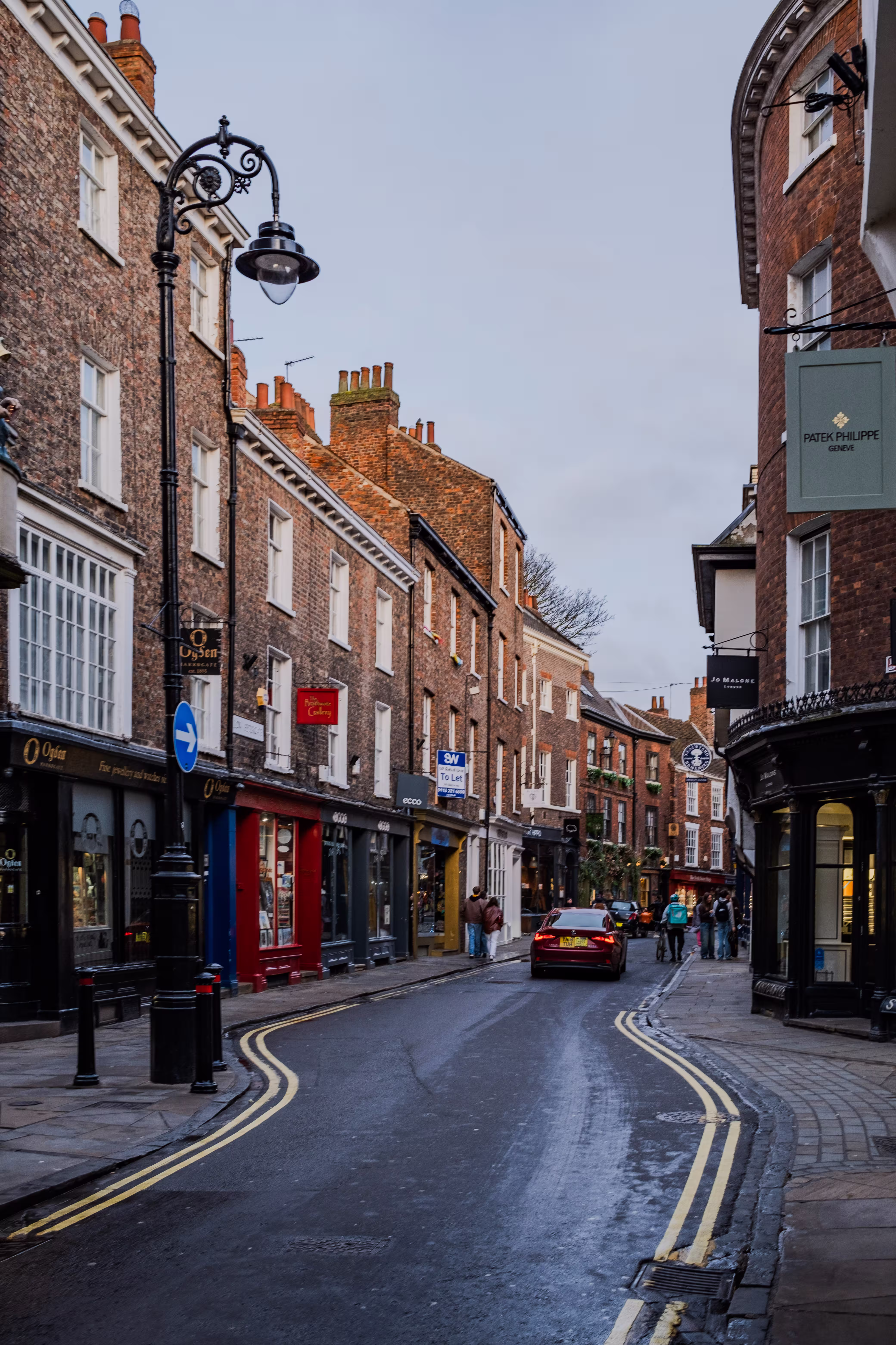 street-with-sign-that-says-london-it