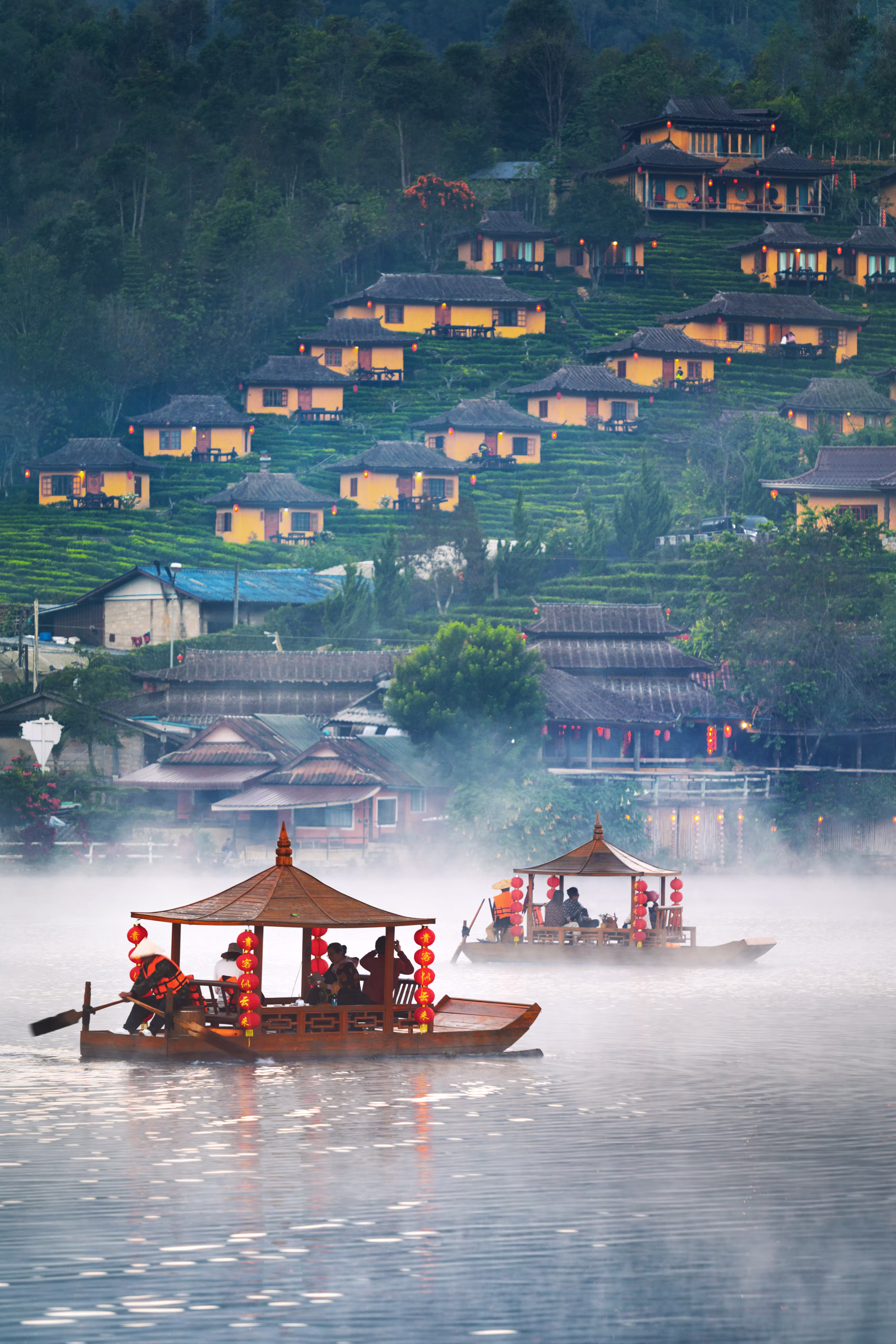 tourist-boat-ban-rak-thai-village-mae-hong-son-pro