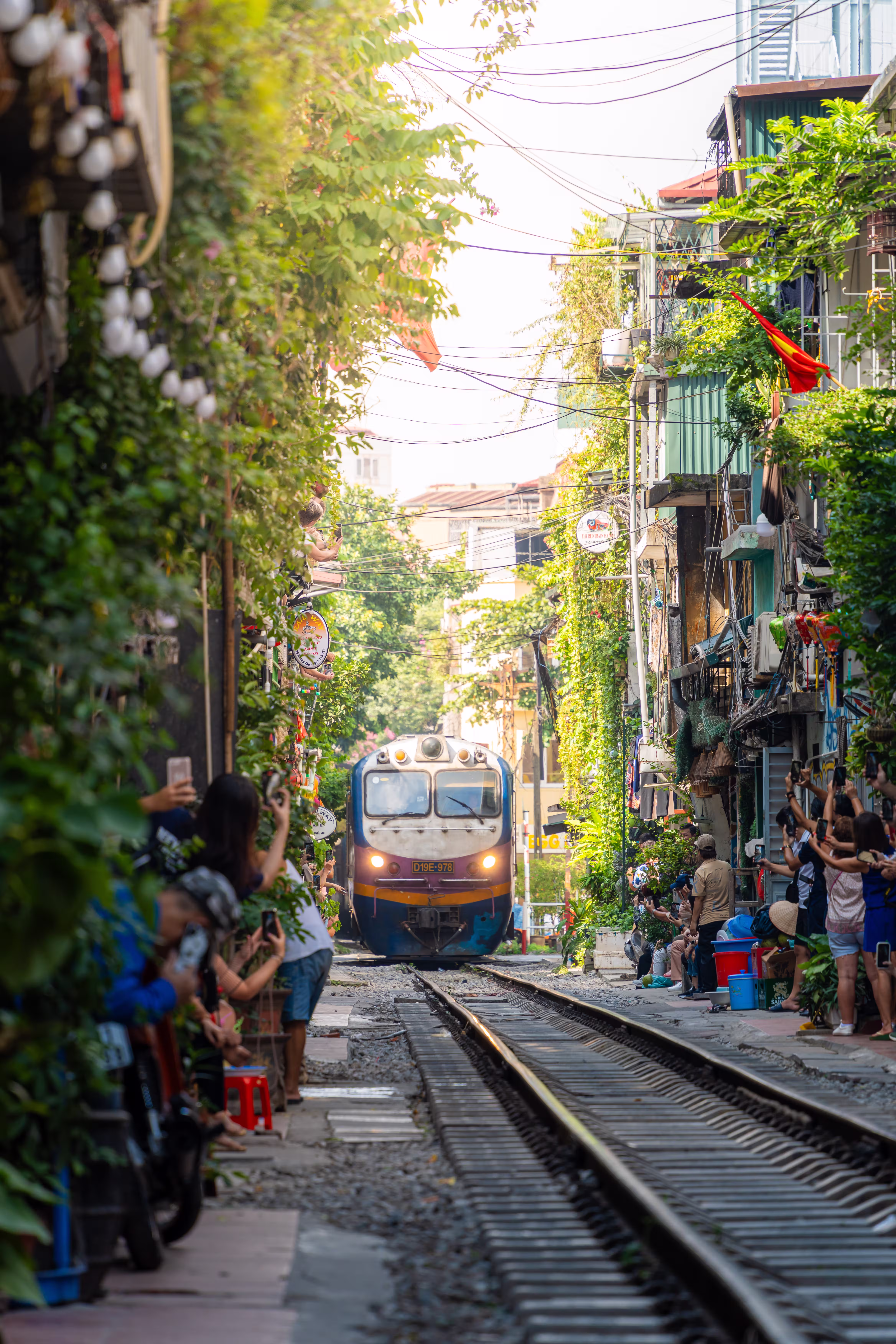 tourists-taking-pictures-hurtling-train-hanoi-trai