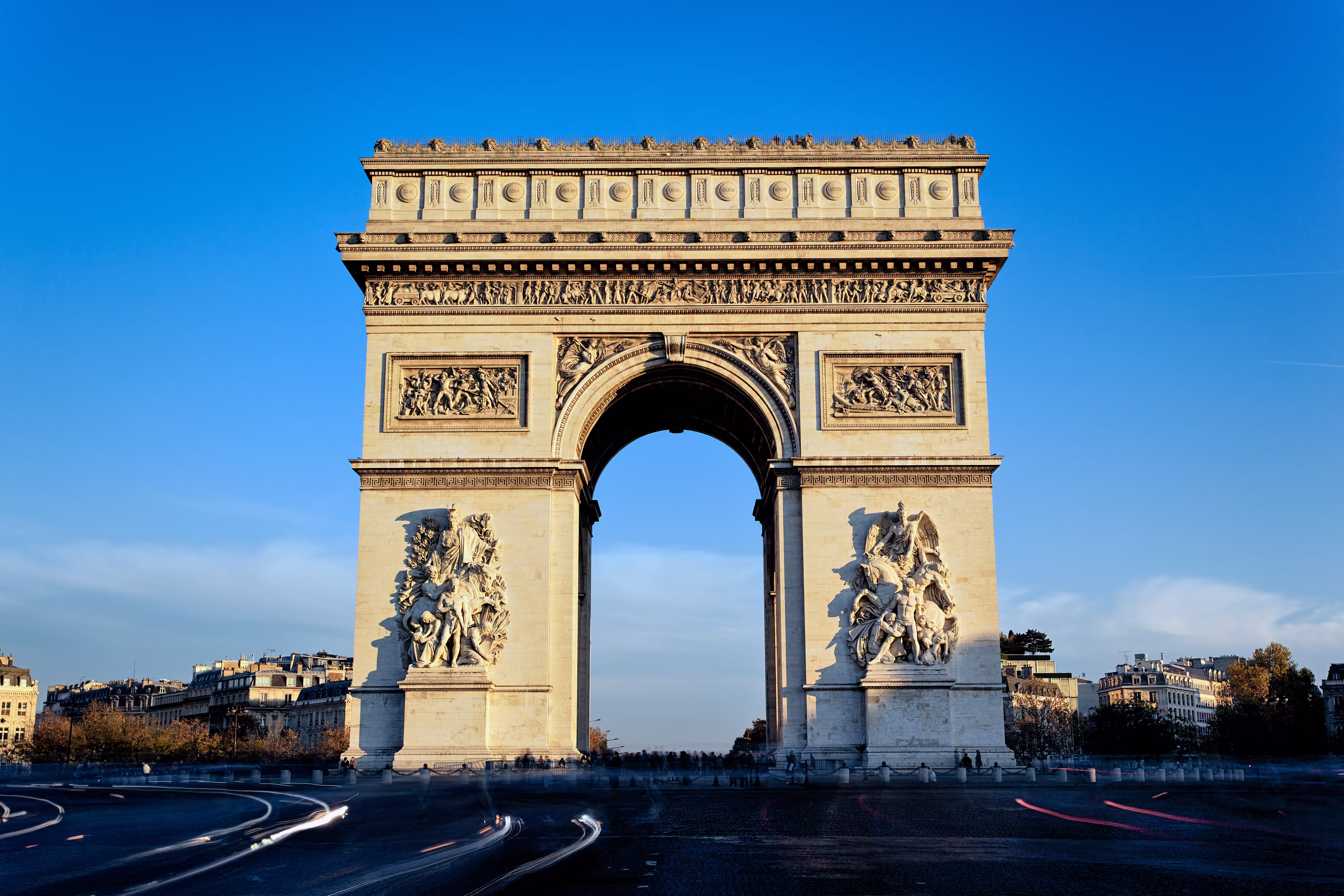 view famous arc de triomphe paris france